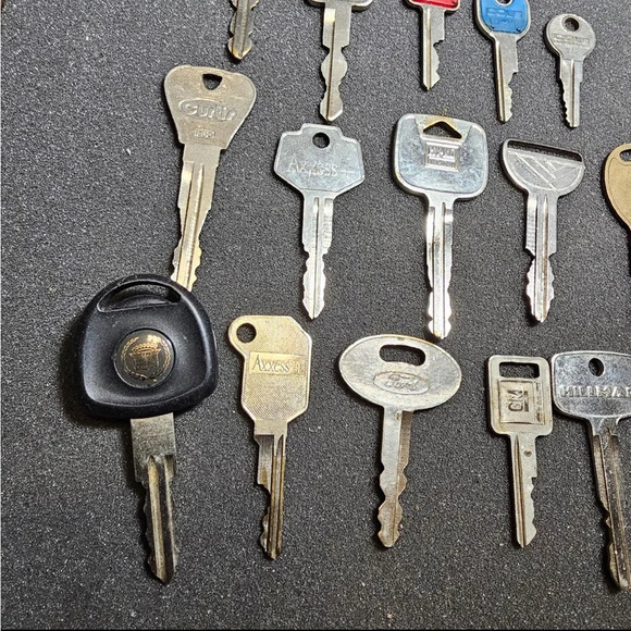 Lot Of 16 Car Keys Modern To Vintage Differnt Metals And Car Makes. - Picture 4 of 6